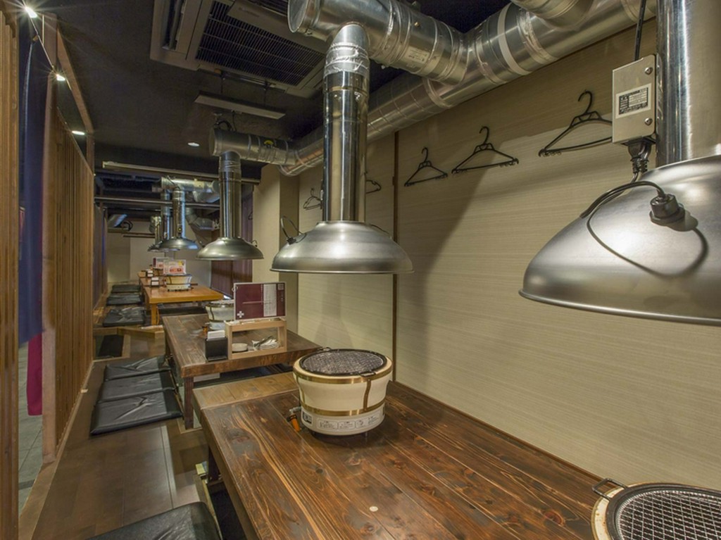 席と席の間に仕切りをつけると「半個室」に早変わり