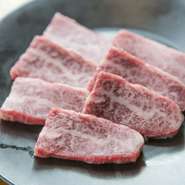 牛肉の三角バラと呼ばれる部分を指す『上カルビ』は、霜降りの入り方がきれいで、口当たりが柔らかく、濃厚な味わいがあります。その味わいからカルビのファーストクラス、王様ともいわれています。
