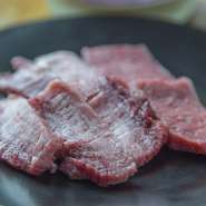 とろけるような柔らかさと、深い旨味のある黒毛和牛。黒毛和牛の産地としては全国トップクラスの九州なら、より良いものを厳選できるので、九州産にこだわっています。
