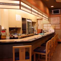 カウンター席は開放的なオープンキッチンになっております。