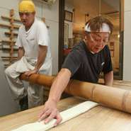 太い竹の端を一端に固定して、全身の重みで打つ昔ながらの平打ち麺。
本物の贅沢グルメをリーズナブルなお値段で楽しめます！！