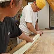 丁寧に、力強く・・・混ざりつつある麺の固まりを薄く均一に整える。
