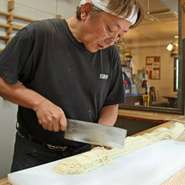 麺の持ち味を最大限に引き出すために・・・。細めの平打ち麺。