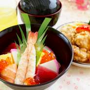 ミニ鉄火丼・ミニ海鮮丼・ミニ海老天丼・ミニ焼肉丼のいずれか、唐揚げ、ポテトフライ、あさり味噌汁、ソフトドリンク