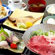 刺身、魚料理、すき焼き、天ぷら、あさり味噌汁、ご飯、コーヒー