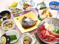 前菜、お刺身、蒸し物、魚料理、すき焼き、天ぷら、ご飯、あさりの味噌汁、デザート、コーヒー