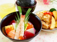 ミニ鉄火丼・ミニ海鮮丼・ミニ海老天丼・ミニ焼肉丼のいずれか、唐揚げ、ポテトフライ、あさり味噌汁、ソフトドリンク