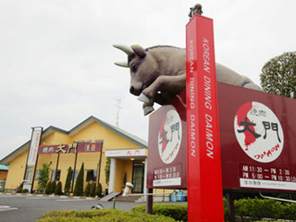 牛の像が目印です