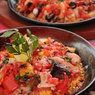 薪窯で焼き上げたパエリア