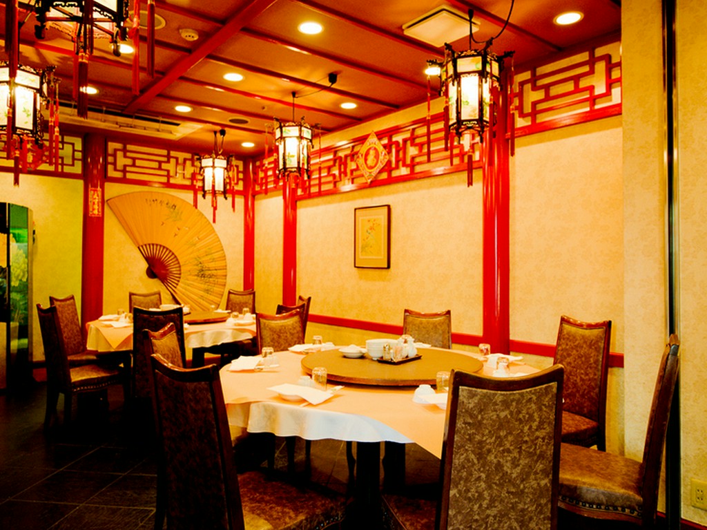 中国を思わせる伝統的なデザインの店内