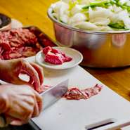 お肉は毎日手切りしています
