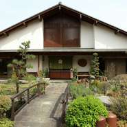 豊かな樹々を拝啓に四季を映し自然にしっとりなじむ・・・どうぞ奥の坊の味をご堪能下さい。