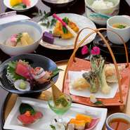 伝統的な和食を全9品でお出ししています。落ち着いた雰囲気の中、ゆっくりと四季を感じながら宴会をお楽しみいただけます。又、旅行の途中にも立ち寄ることができますので、遠方のお客様も是非ご利用ください。
