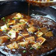 自慢の山椒麻婆豆腐をはじめ、パリ皮の手羽先の唐揚げ。
当店名物の台湾ラーメン、辛い物好きなら一度は食べたいえんまラーメン。後味がすっきりする辛さはやみつきになります。
一緒に飲むとビールもすすみます。