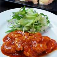 プリプリのエビチリ。若い女性やお子様にも人気のエビマヨ。