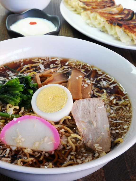 定番の醤油ラーメンと自慢の餃子のセット