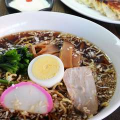 定番の醤油ラーメンと自慢の餃子のセット