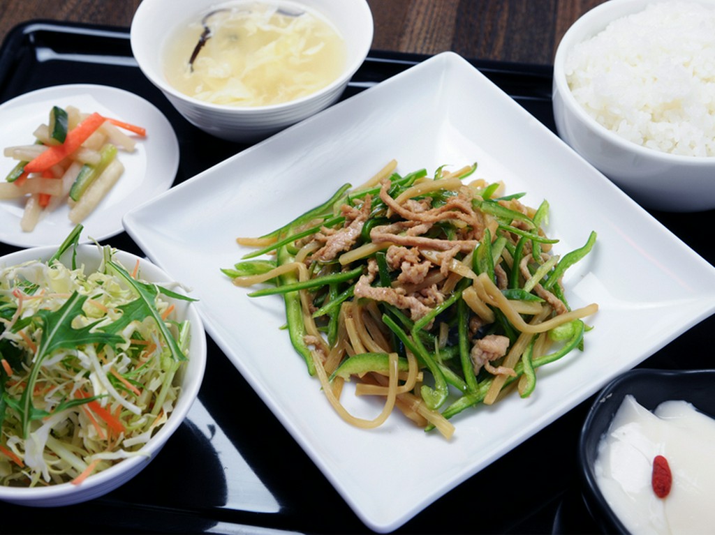 1人でも食べやすい定食類も豊富。