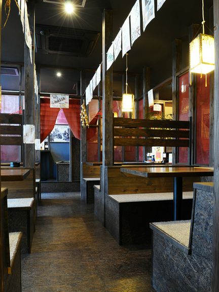 落ち着いた中にもジャズが流れるカジュアルな店内。