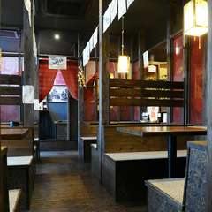 落ち着いた中にもジャズが流れるカジュアルな店内。