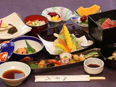 季節の和食と各地の地酒が堪能できる会席コース 3300円より