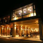 満天輝くロマンティックな星空と共に、大切なひとときを過ごしませんか？
シェフが奏でる沖縄料理・創作料理の数々を、お楽しみ下さい。