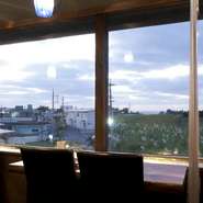 沖縄料理と創作料理の店。青い海とサトウキビ畑。島の風景が疲れた心と体を癒してくれる。「ロケーションと癒しの隠れ家ダイニング」
