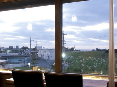 海に沈む夕日を見ながら素敵なパートナーとご一緒に