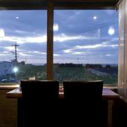 沖縄料理と創作料理の店。青い海とサトウキビ畑。島の風景が疲れた心と体を癒してくれる。「ロケーションと癒しの隠れ家ダイニング」。
