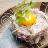 白身のお刺身で作ったユッケ、オリーブオイルとシソの風味が効いています、タマゴの黄身を乗せています一緒にくずしてどうぞ