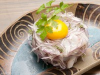 白身のお刺身で作ったユッケ、オリーブオイルとシソの風味が効いています、タマゴの黄身を乗せています一緒にくずしてどうぞ