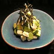 アボカドとクリームチーズに海苔とカツオ節をトッピングしております。わさび醤油でお召し上がりください