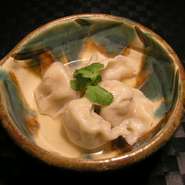 手作りのプリプリの皮の中にウーシャンフェンの香りを閉じ込めた水餃子です。皮の中からあふれ出る肉汁がたまりません