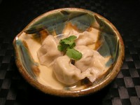 手作りのプリプリの皮の中にウーシャンフェンの香りを閉じ込めた水餃子です。皮の中からあふれ出る肉汁がたまりません