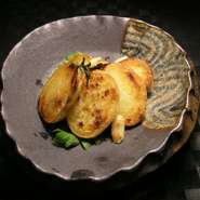 ポテトにローズマリーとガーリックの香りをきかせてオリーブオイルでこんがり焼き上げています