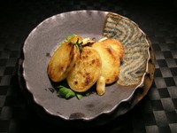 ポテトにローズマリーとガーリックの香りをきかせてオリーブオイルでこんがり焼き上げています