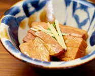 沖縄版、豚の角煮です。じっくり煮込んでおりますのでプルプルのトロトロです