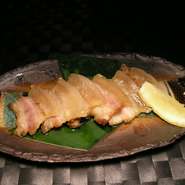 豚肉を塩漬けにした沖縄の保存食です。さらに月桃の葉や香味野菜を使って独自の香り付けをしています。 
