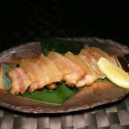 豚肉を塩漬けにした沖縄の保存食です。さらに月桃の葉や香味野菜を使って独自の香り付けをしています。 