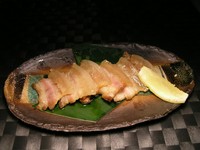 豚肉を塩漬けにした沖縄の保存食です。さらに月桃の葉や香味野菜を使って独自の香り付けをしています。 