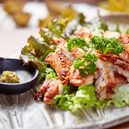 やんばる産の鶏のもも肉をカリッとジューシーに焼いておりますシークヮーサー胡椒でお召し上がりください