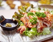 やんばる産の鶏のもも肉をカリッとジューシーに焼いておりますシークヮーサー胡椒でお召し上がりください