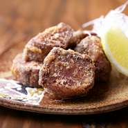 県産の豚のタンを特製の煮込みダレで一日かけて煮込み、高温の油でカリッと揚げました。お肉の柔らかささ回りのカリカリと二重で食感をお楽しみいただけます。