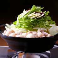 沖縄県産黒毛和牛・もとぶ牛のぷりぷりモツ鍋（二人前より）