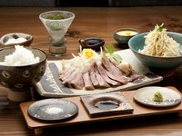 沖縄の北部やんばるで大事に育てられたお肉。沖縄の気候で育った牛は肉質も良く、旨みがたっぷりと詰まっています。