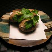 田芋をつぶしパン粉を使わずに揚げる田舎風のコロッケ。ホクホクと田芋独特の食感が楽しめます