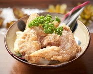 カリカリに揚げた手羽先に八重山産のコショウとお塩をまぶして召し上がりください