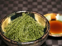 沖縄特産の海草でプチプチとした食感が特徴です。シークァーサー風味のポン酢でお召し上がりください