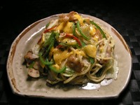 八重山そばを使った塩焼きそば。とろけたチーズを麺にからめてお召し上がりください