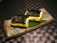 沖縄家庭料理の代表格のポークタマゴをおにぎりにしました。バジルで作ったペーストがとってもよく合います